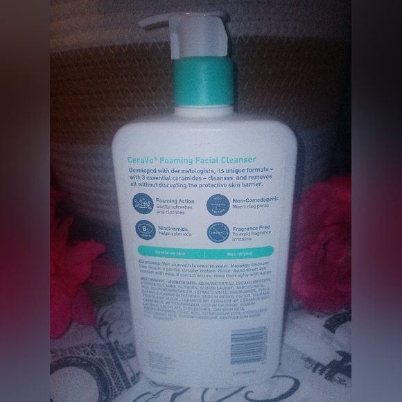 **NEW** CeraVe (foaming facial cleanser) - Picture 3 of 9